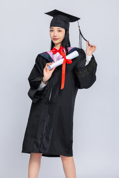手扶学士帽的女孩图版权图片下载 手扶学士帽的女孩图版权图片下载