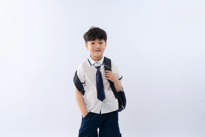 背书包的小男孩高清图版权图片下载 背书包的小男孩高清图版权图片下载
