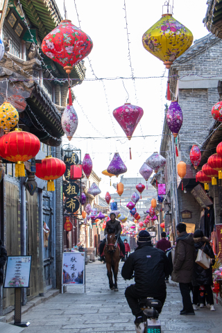 过年街上的装饰高清图