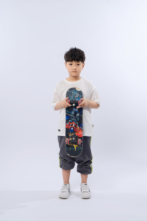 坐姿帅小孩高清图版权图片下载 坐姿帅小孩高清图版权图片下载
