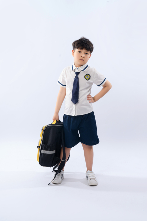单手叉腰的提包小男生高清图版权图片下载 单手叉腰的提包小男生高清图版权图片下载