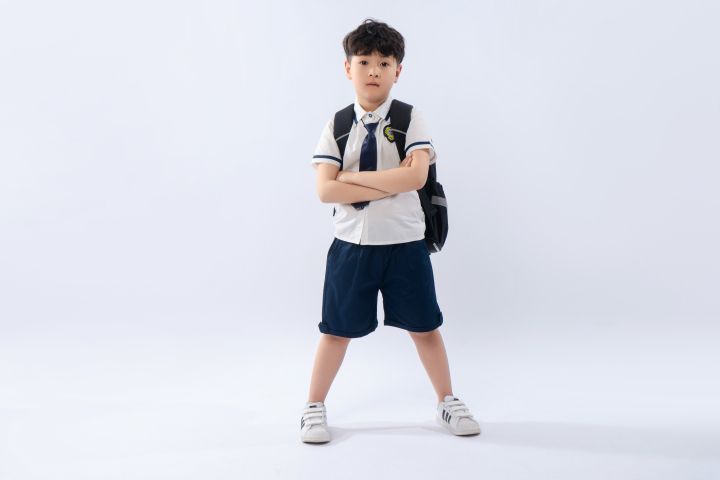 摆着酷酷动作的小学生高清图版权图片下载