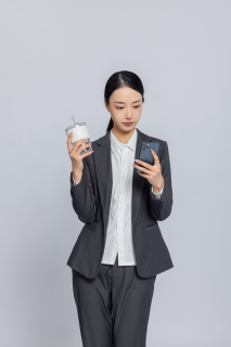 女性职业形象照看手机喝咖啡实拍图 女性职业形象照看手机喝咖啡实拍图