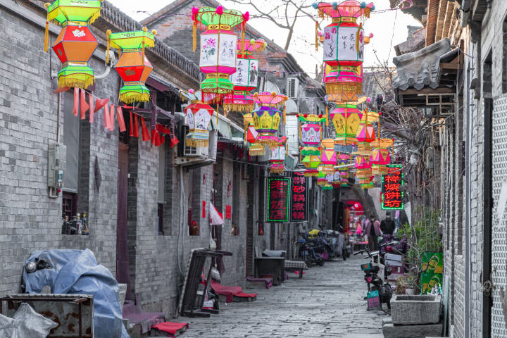 古老小巷子温馨场面高清图版权图片下载