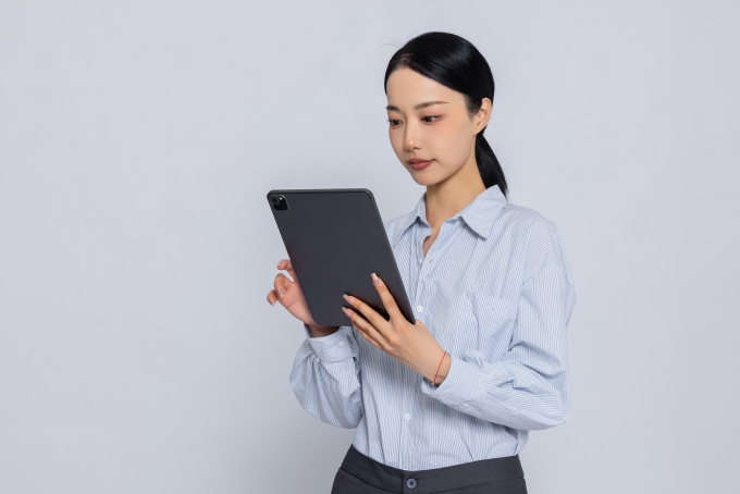 女性精英查看今日工作高清图 女性精英查看今日工作高清图