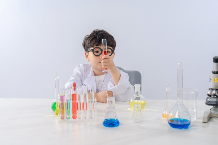 拿着实验器材的小学生高清图版权图片下载 拿着实验器材的小学生高清图版权图片下载