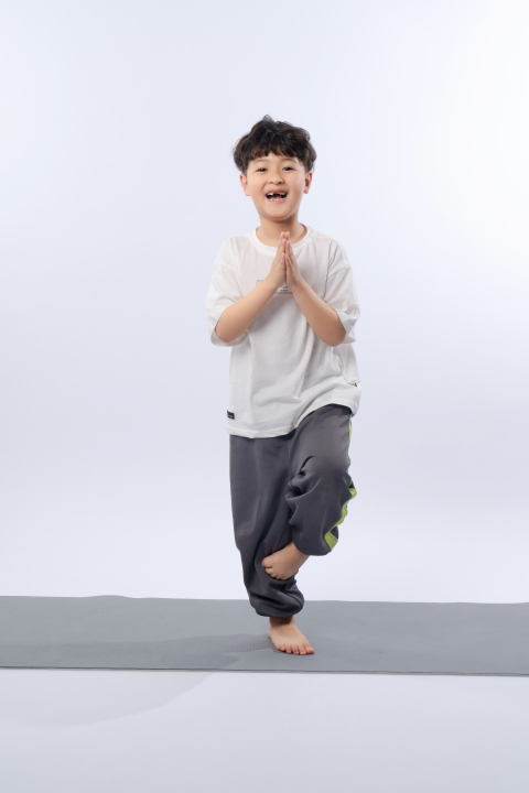 锻炼中的可爱小男孩高清图版权图片下载