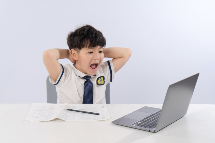 遇到难题的小男生高清图版权图片下载 遇到难题的小男生高清图版权图片下载