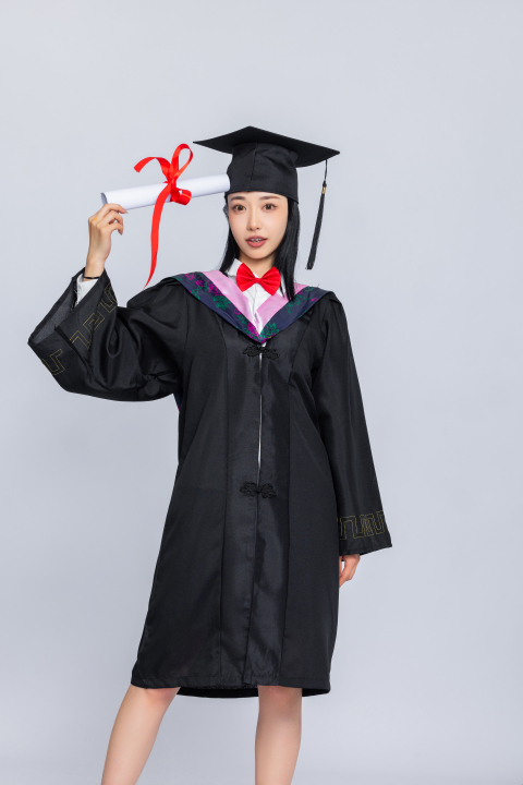 学位证书举起的女孩图版权图片下载 学位证书举起的女孩图版权图片下载