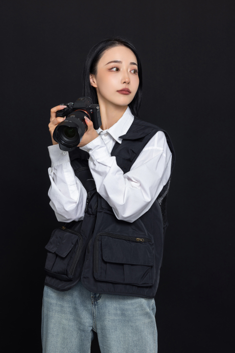 长发摄影师半身实拍图版权图片下载 长发摄影师半身实拍图版权图片下载