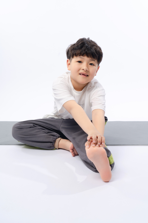 锻炼中的小男孩高清图版权图片下载