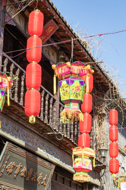 古楼上的花灯和灯笼高清图版权图片下载