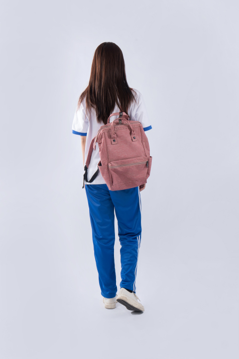 背书包的女孩实拍图版权图片下载 背书包的女孩实拍图版权图片下载