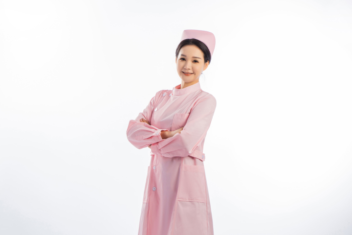 女护士双手抱胸前实拍图版权图片下载