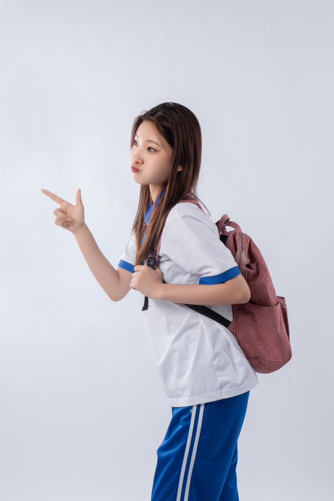 可爱做手势的女孩实拍图版权图片下载 可爱做手势的女孩实拍图版权图片下载