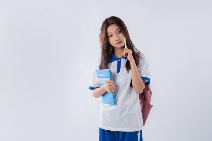 低头思考的女同学版权图片下载