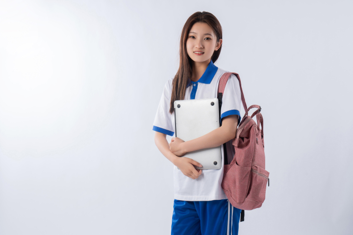 背书包上课的女同学版权图片下载 背书包上课的女同学版权图片下载