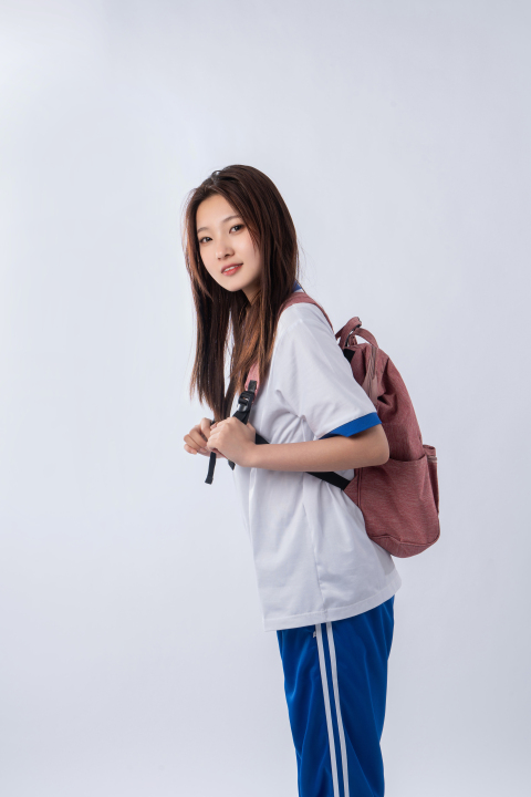 低头观看的女孩图版权图片下载