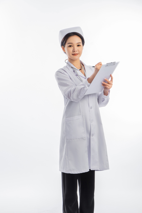 白衣护士手拿资料看前方实拍图版权图片下载 白衣护士手拿资料看前方实拍图版权图片下载