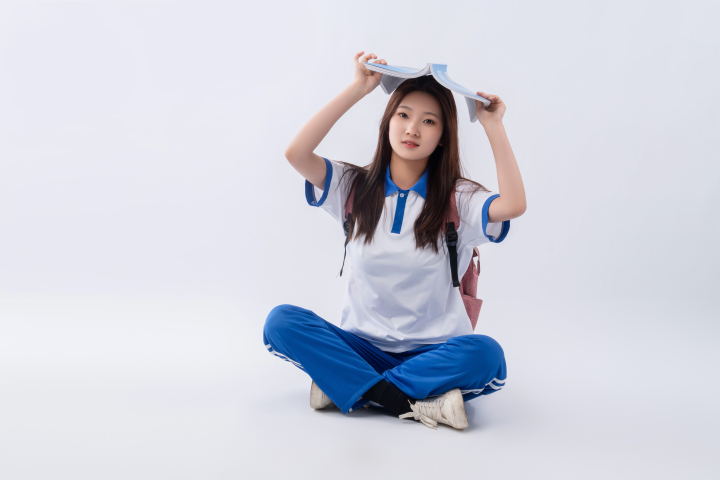 拿书的可爱女学生实拍图版权图片下载 拿书的可爱女学生实拍图版权图片下载