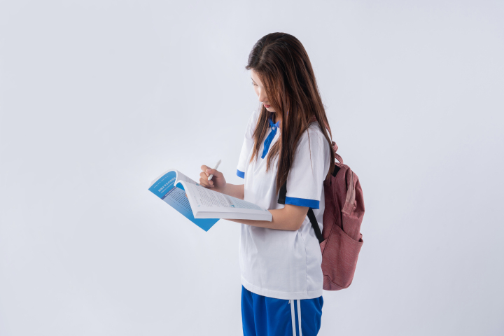 低头看书的可爱女孩图版权图片下载 低头看书的可爱女孩图版权图片下载
