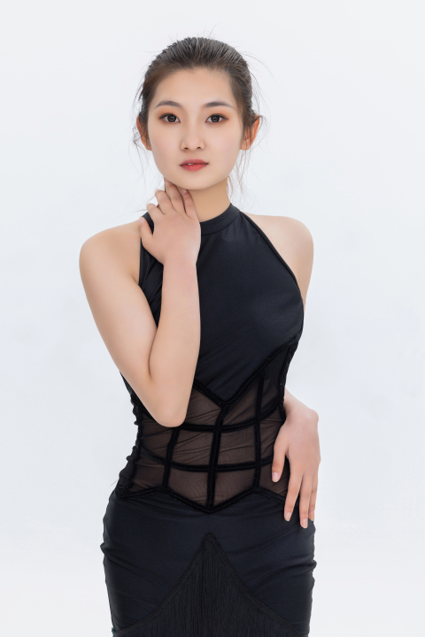 漂亮的女舞蹈生近景实拍图版权图片下载 漂亮的女舞蹈生近景实拍图版权图片下载
