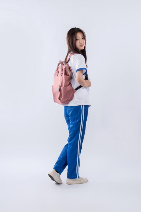 背着粉色书包的可爱女孩图版权图片下载 背着粉色书包的可爱女孩图版权图片下载