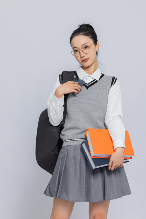 右手拿本子的大学生写真图版权图片下载