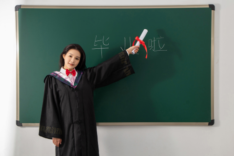 黑板面前拿毕业证的毕业生高清图 黑板面前拿毕业证的毕业生高清图