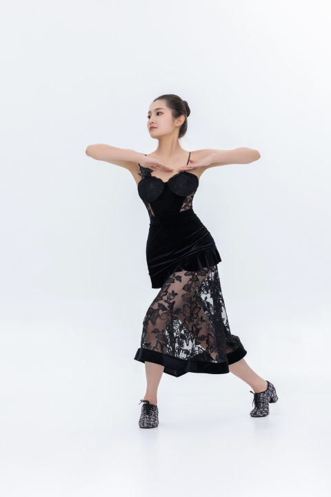 穿蕾丝裙子的舞蹈女孩摄影图版权图片下载 穿蕾丝裙子的舞蹈女孩摄影图版权图片下载