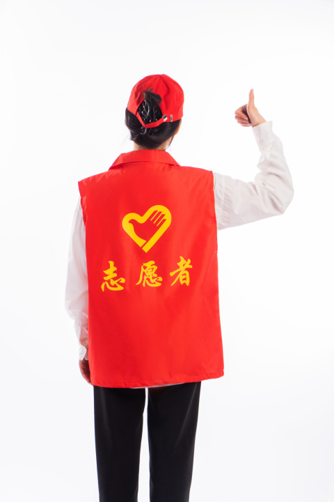 志愿者红马甲背影实拍图版权图片下载