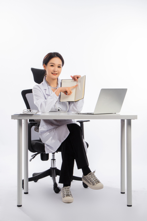 优秀的女性专家实拍图版权图片下载