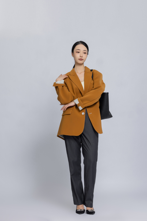 端庄稳重的女教师高清图版权图片下载