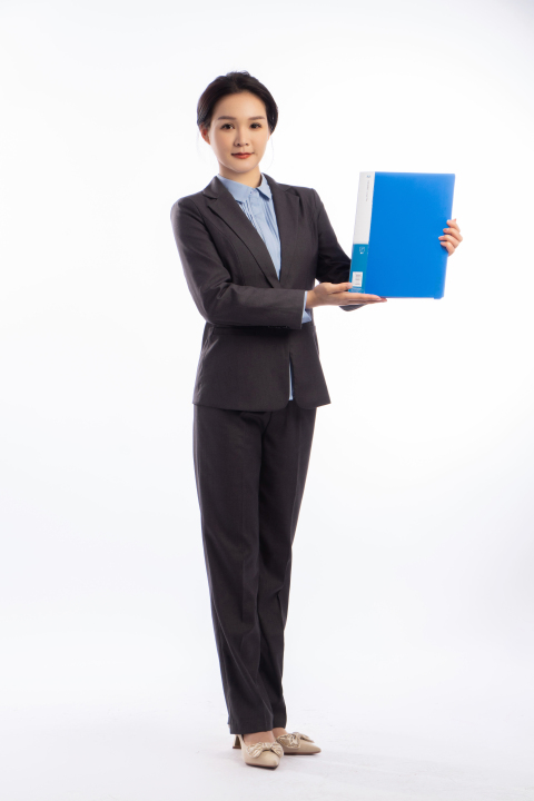 翻阅文件的女性高清图版权图片下载