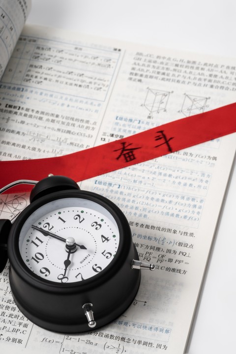 高考助力闹钟和书本高清图版权图片下载 高考助力闹钟和书本高清图版权图片下载