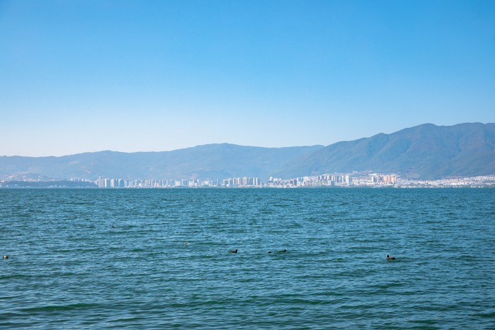 一望无际的湖面风景图版权图片下载 一望无际的湖面风景图版权图片下载