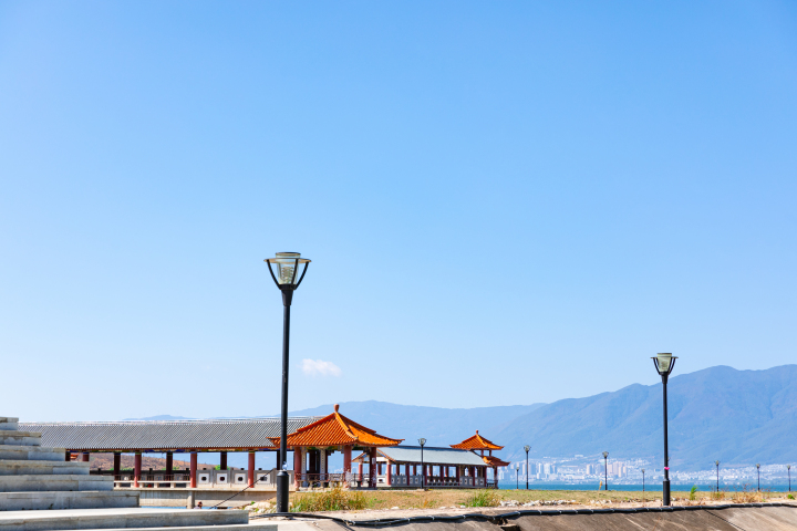 度假景区路灯实拍图版权图片下载