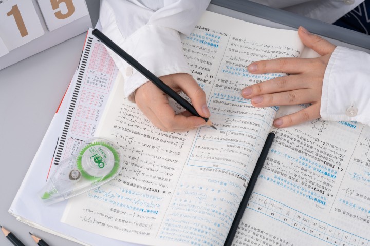 铺满课桌的试卷实拍图版权图片下载