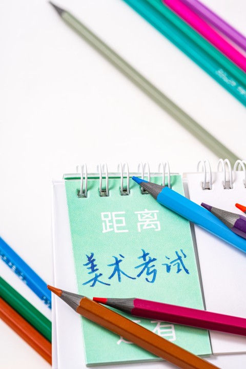 美术考试笔记本和彩铅高清图版权图片下载 美术考试笔记本和彩铅高清图版权图片下载