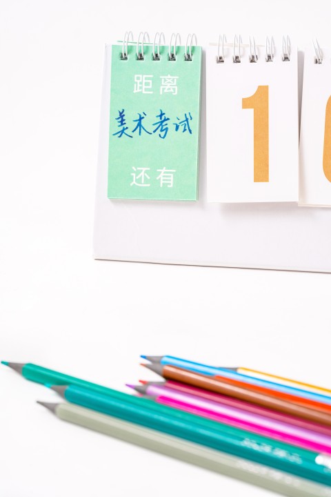 日历旁边的绘画工具高清图版权图片下载