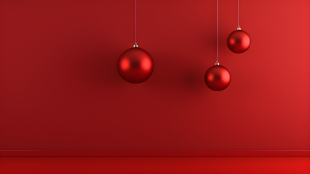 极简风格的红墙上的三个圣诞红球装饰品摄影图片