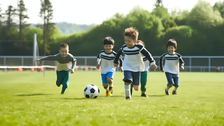 儿童足球比赛运动场上奔跑版权图片下载