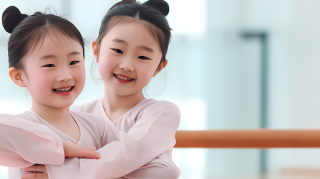 舞蹈教室的两个萌妹子