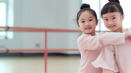 舞蹈教室两个可爱的中国女孩真实照片
