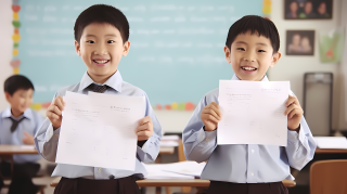 两个男孩在教室里高兴地拿着试卷