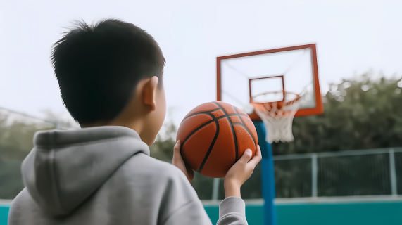 篮球场上男孩手拿篮球准备投篮摄影图