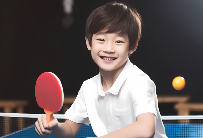 亚洲男童乒乓球运动员微笑打球摄影图片