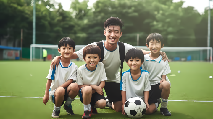 亚洲儿童足球教练与四名男孩版权图片下载