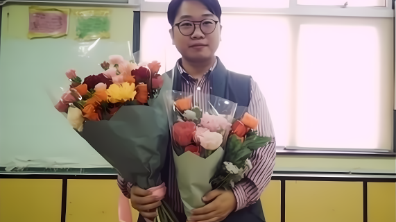 亚洲教师课堂接受鲜花的摄影图片