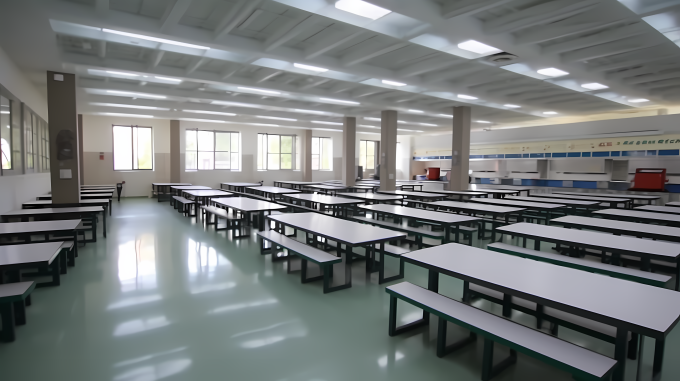 整洁高中食堂摄影图